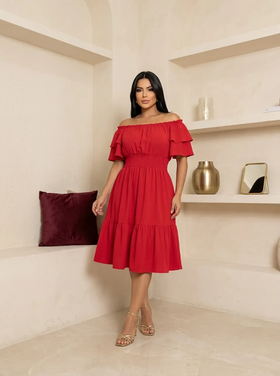 Mulher elegante usando vestido vermelho da boutique Ivonete Pontes em Penápolis